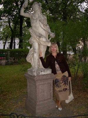 Моя мама в летнем саду Питера