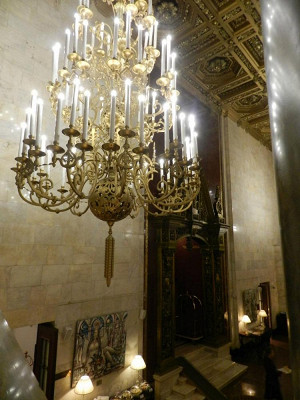 Люстра в зале ресепшена