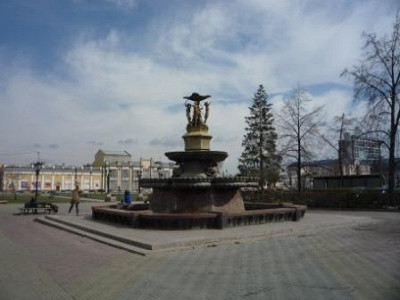 Площадь Е.М. Ярославского с фонтаном у оперного театра.