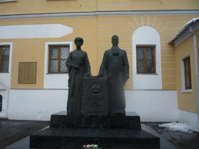 Памятник Рерихам зимой.