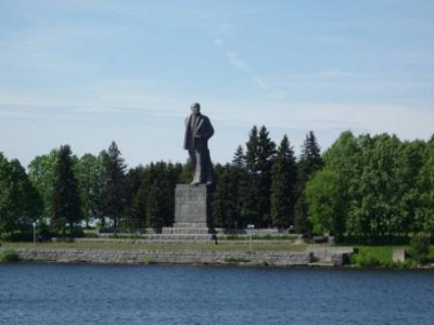 Памятник Ленину на берегу канала.