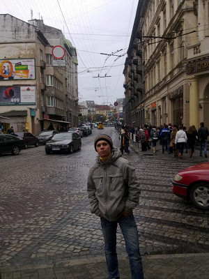 Посреди города