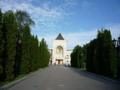 Аллея к зданию Синода Русской Православной Церкви.