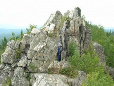 На гребне.