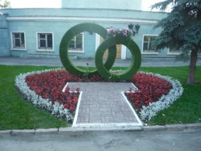 Клумба у театра.