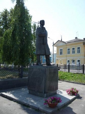 Памятник Рубцову в сквере рядом с домиком.