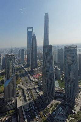 по центру небоскрёб Цзинь Мао, за ним Shanghai World Financial Center 492м, справа Шанхайская башня
