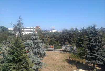 Вид из окна номера 3го этажа в сторону моря
