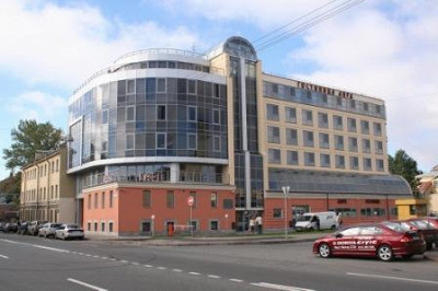 Вид на гостиницу с Днепропетровской улицы