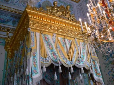 Балдахин кровати Парадной спальни императрицы.