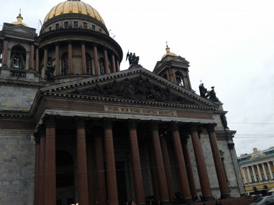 Вход в собор и колоннада над ним