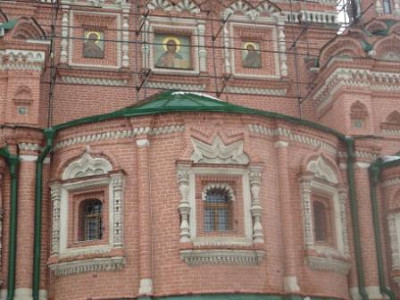 Отделка стен храма Троицы в Останкино
