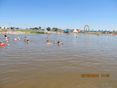 Вода держит...лежи и загорай!...
