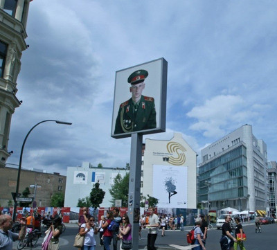 солдат издалека