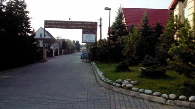 Выезд с территории отеля. Вокруг всё очень зелено