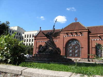 Красный костел и скульптура Св.Георгия