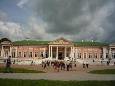 Перед крыльцом дворца.