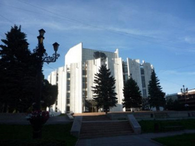Подъем к зданию драмы.
