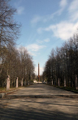 Аллея мемориального комплекса "Красная Талка", вид на стеллу