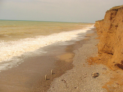 Пляж и "чистое" море. После обеда никто не рискует загорать и плавать