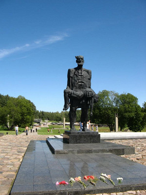 Хатынь. Монумент "Непокоренный человек".