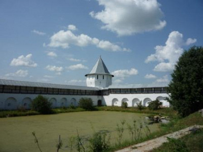 Стены монастыря.