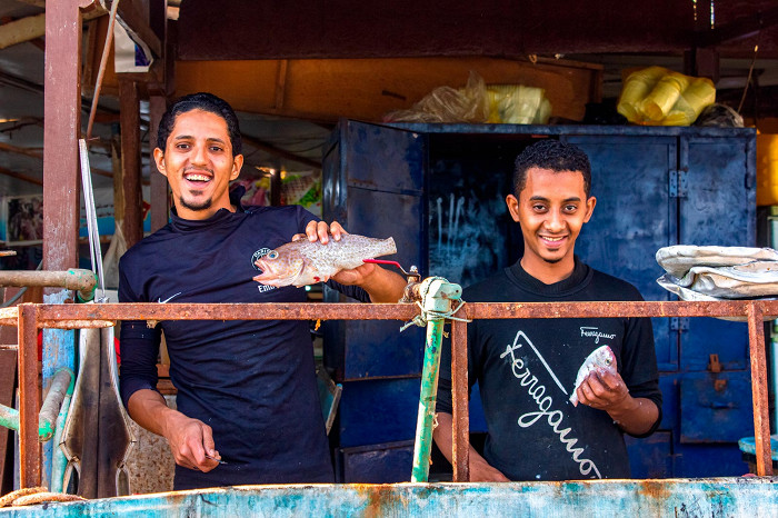 Молодые египтяне торгуют рыбой в Хургаде