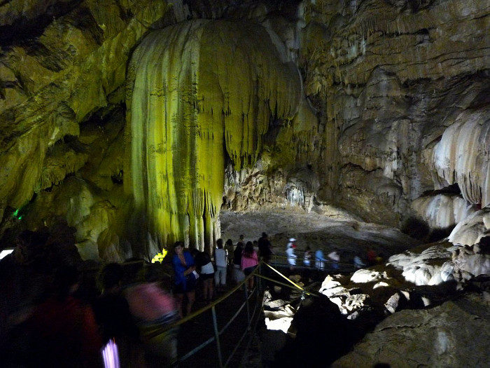 Новоафонская пещера, каменный водопад