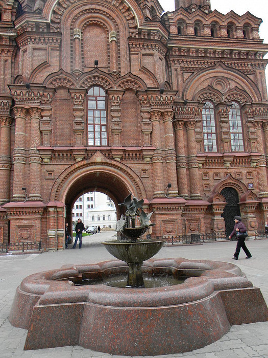 Богоявленский собор Казани, колокольня и фонтан