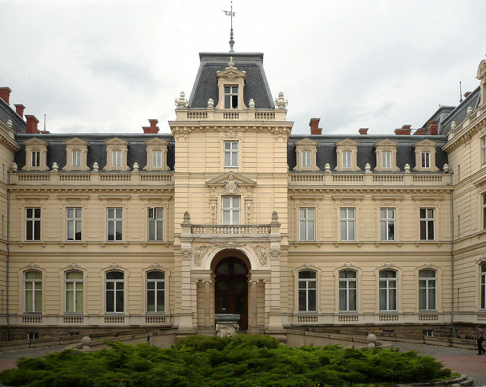 Дворец графов Потоцких во Львове
