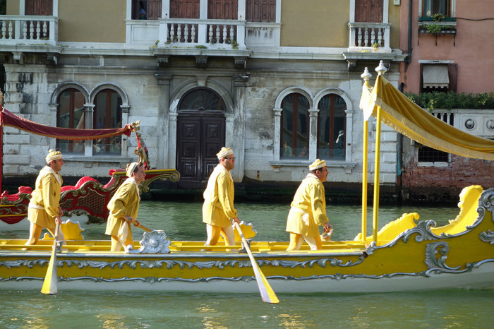 Лодка-участник Исторической регаты в Венеции