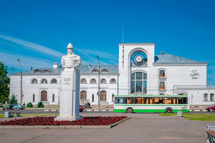 Автобус возле железнодорожного вокзала в Великом Новгороде