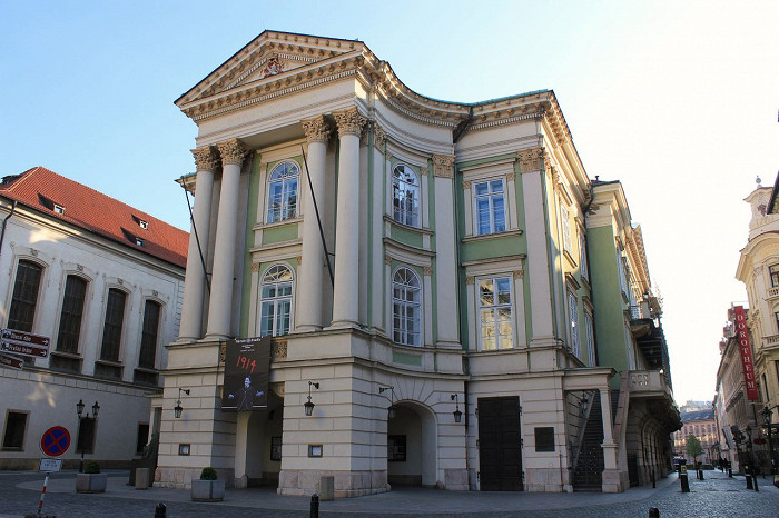 Сословный театр в Праге, задний фасад