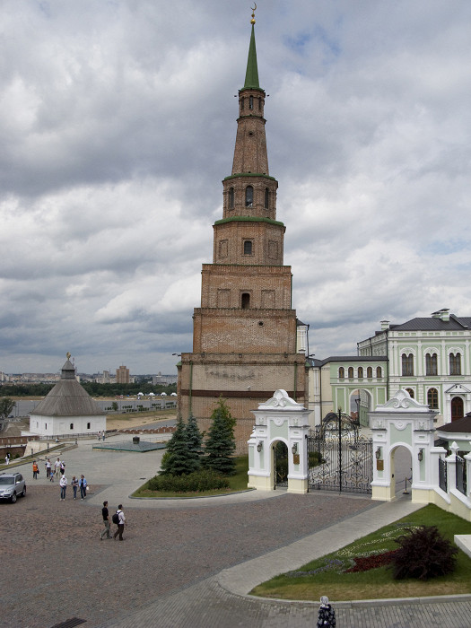 Падающая башня в казани фото