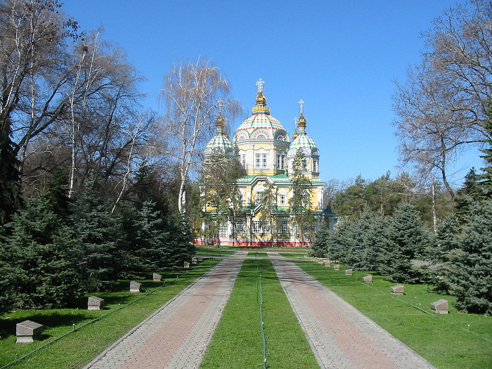 Вознесенский Кафедральный собор Алма-Аты, вид из парка