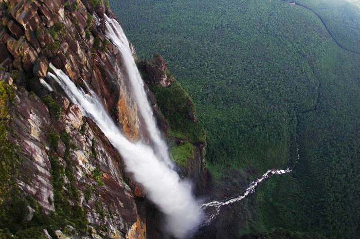 Водопад Анхель в тропических лесах Венесуэлы