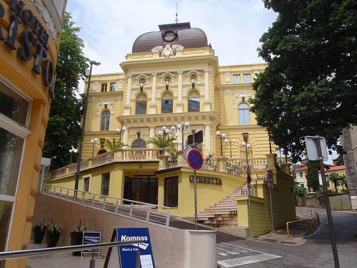 Бывшее здание оперного театра, Опатия