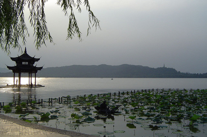 Сиху - пресноводное озеро в центре города Ханчжоу