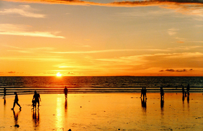 Закат солнца на пляже Бали, Индонезия