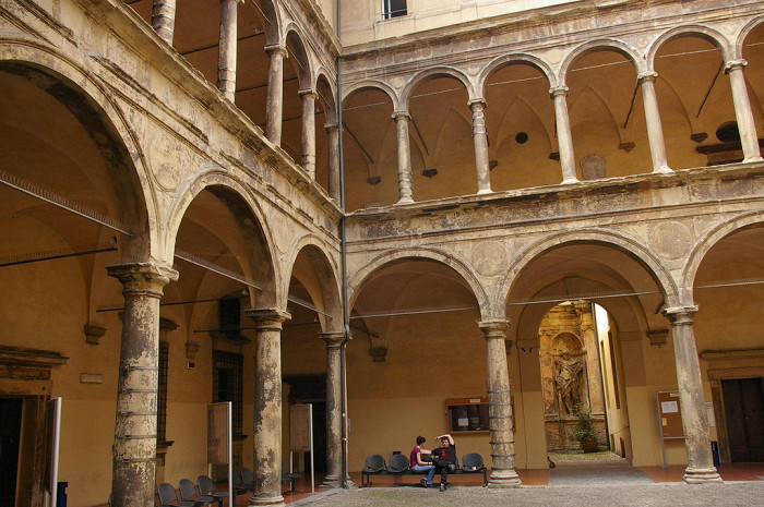 Университет в Болонье, во дворе одного из зданий