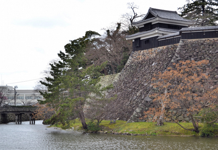 Замок Мацуэ на берегу озера Синдзико