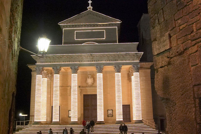 Базилика Сан-Марино в вечернем освещении