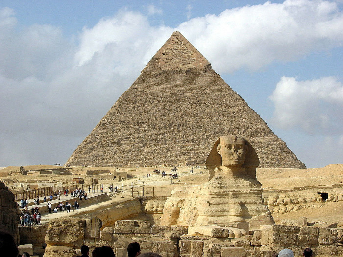 Большой сфинкс на фоне пирамиды Хефрена