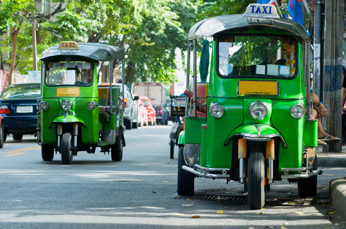 Зеленые тук-туки, курсирующие по Бангкоку, Таиланд
