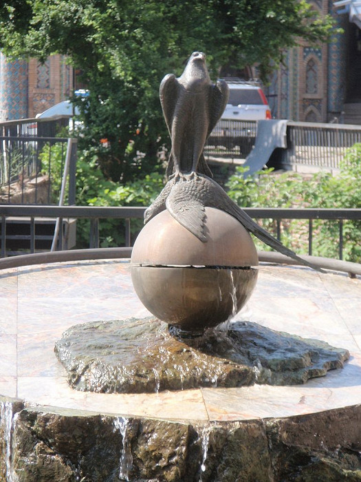 Памятник-фонтан в центре Абанотубани