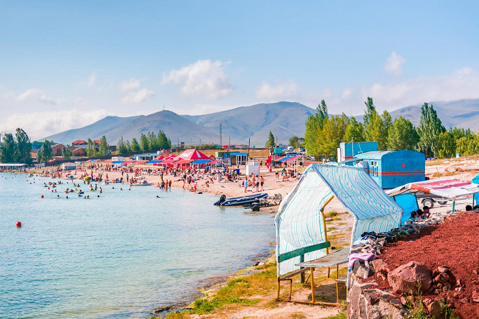 Пляж на берегу озера Севан