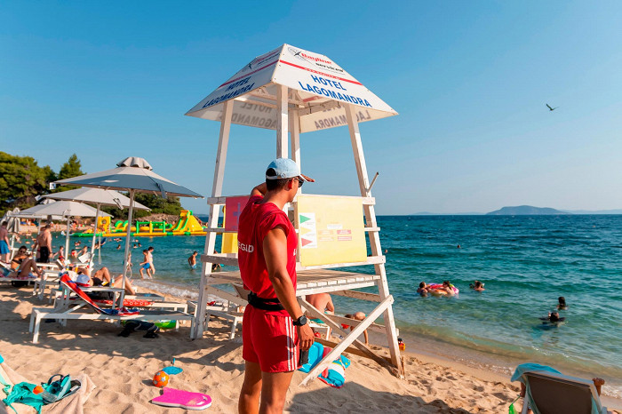 Спасатель на пляже в Греции