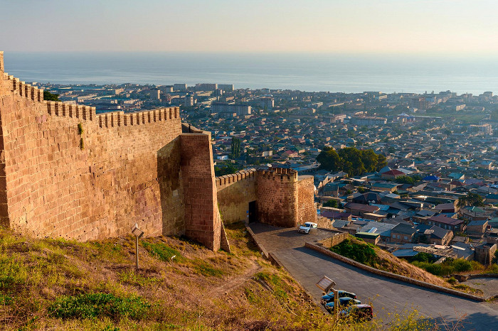 Стена крепости Нарын-кала, вид на город