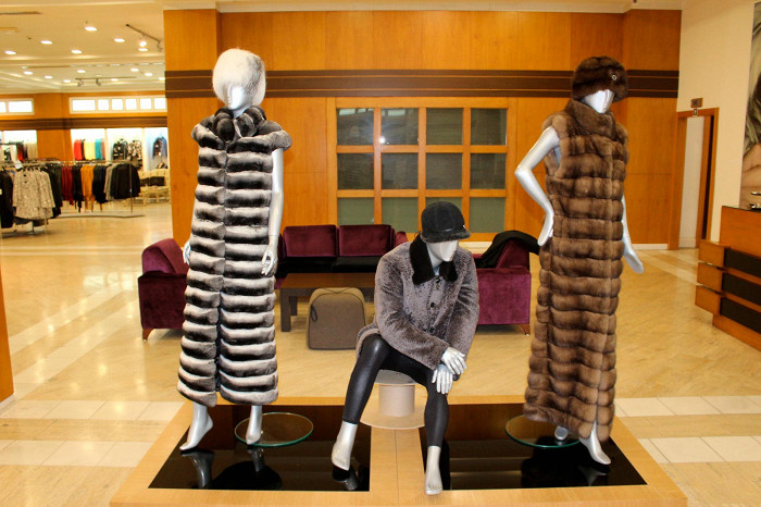 Зимняя меховая одежда в турецком магазине