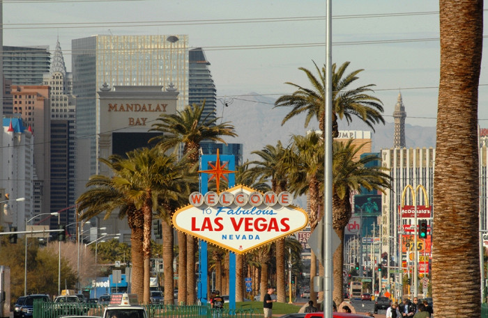 Знаменитый неоновый знак приветствует миллионы посетителей в Лас-Вегасе